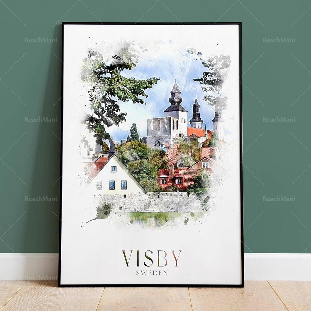 Une vue pittoresque de la ville de Visby en Suède, avec ses maisons colorées et ses clochers médiévaux proéminents entourés de verdure.