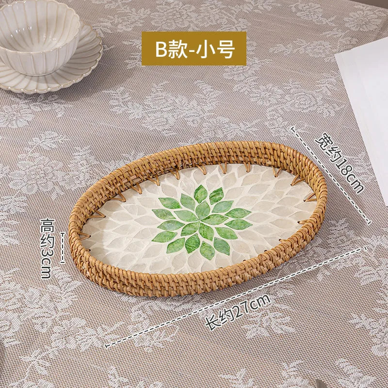 assiettes rotin motif floral moderne rustique fruits gâteau pain fourchette verre blanc intérieur