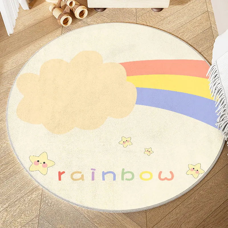 Tapis rond représentant un arc-en-ciel coloré avec des nuages et des étoiles souriantes sur fond crème, créant une atmosphère joyeuse et lumineuse.