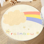 Tapis rond représentant un arc-en-ciel coloré avec des nuages et des étoiles souriantes sur fond crème, créant une atmosphère joyeuse et lumineuse.