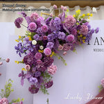 décoration événement extérieur mariage anniversaire roses fleurs variées feuillage dense tissu rouge romantique élégant