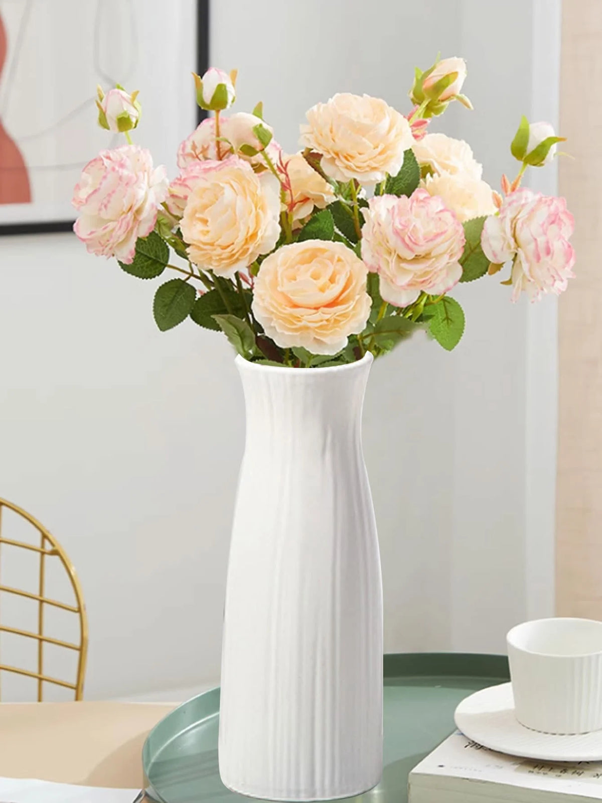 vase moderne minimaliste blanc strié rose blanc jaune séché roses bougies tableau chaise tissu