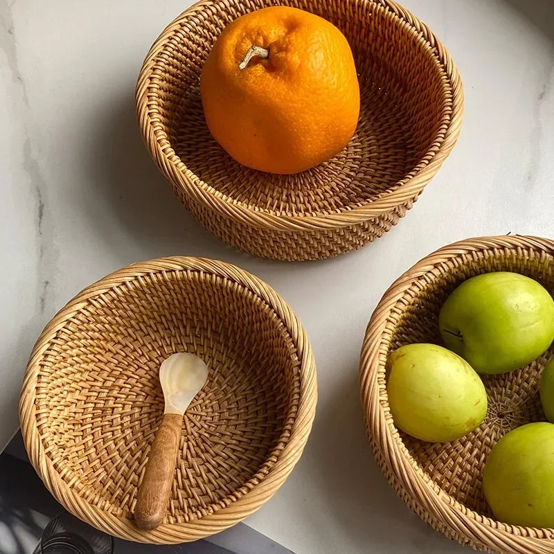 Petit panier vert en rotin naturel avec des fruits frais à l'intérieur