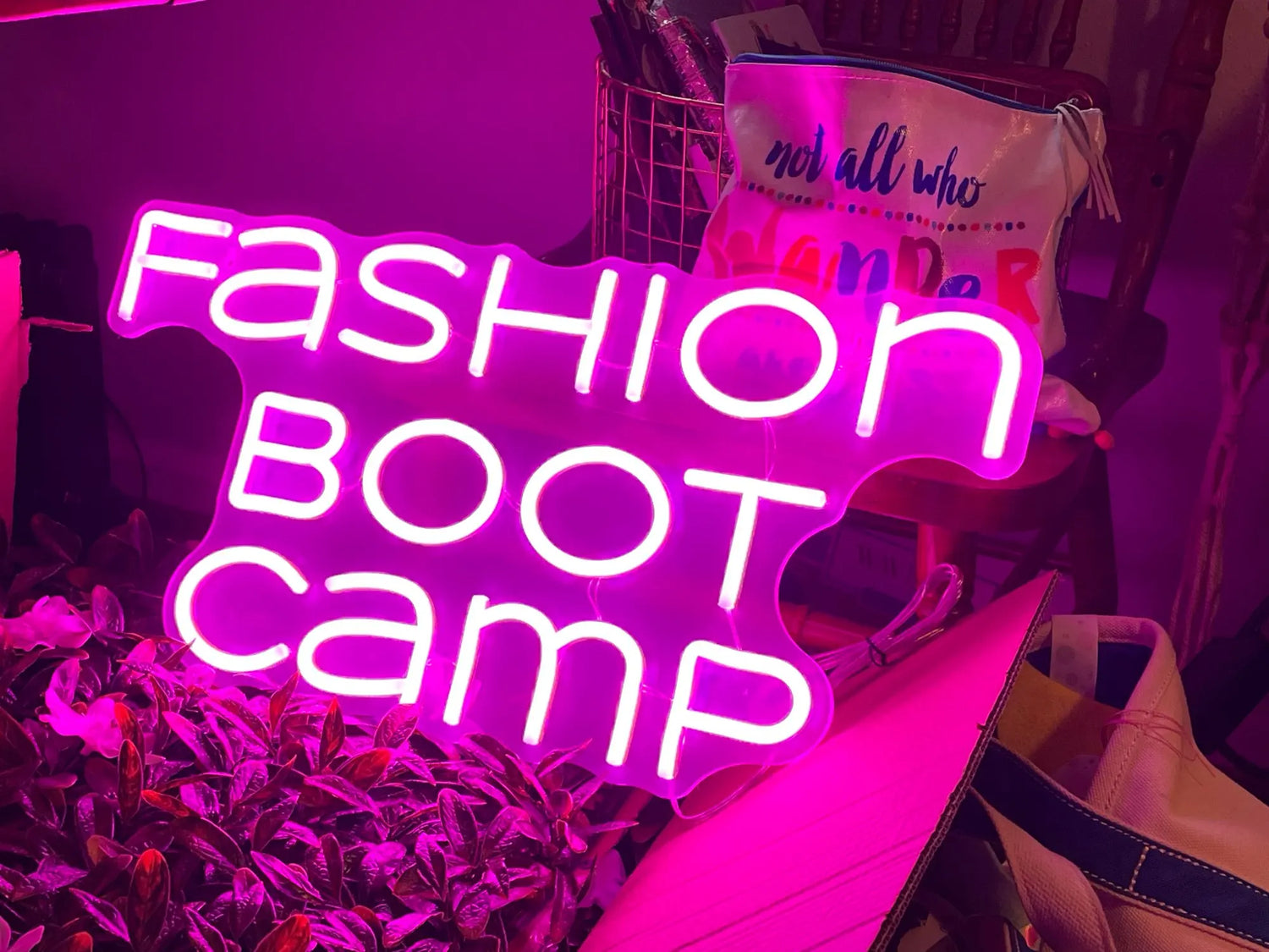 Enseigne LED personnalisée avec logo d'entreprise dans un bureau professionnel