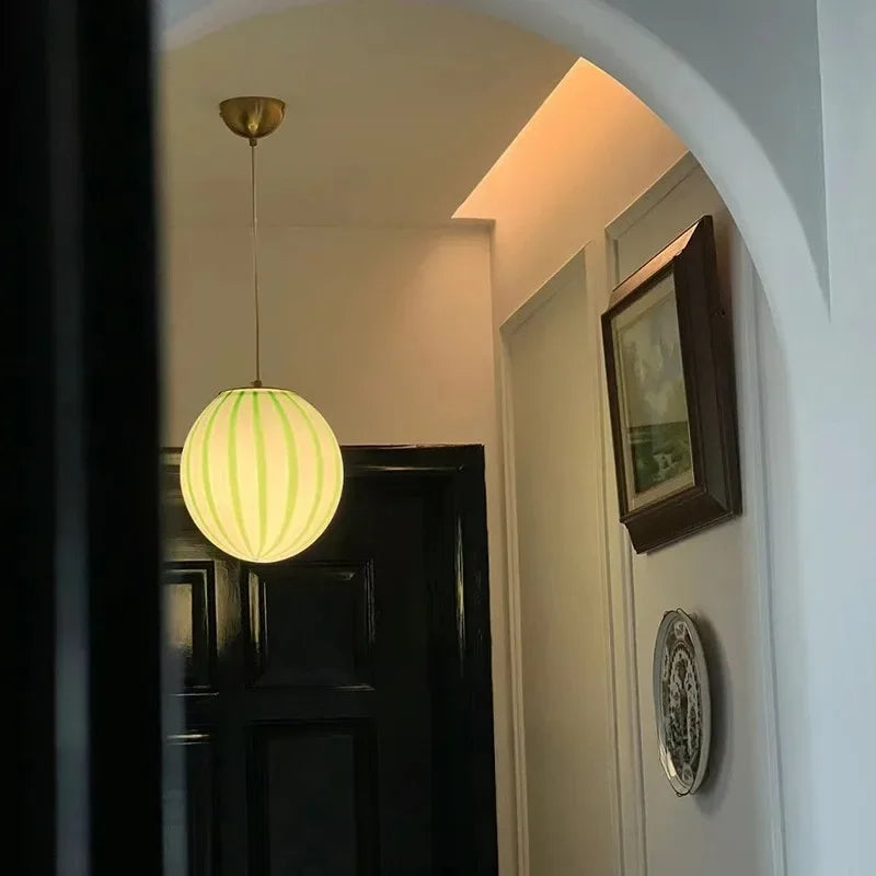 Suspension lumineuse moderne rayées horizontales blanc rouge verte pince dorée chambre salon étude