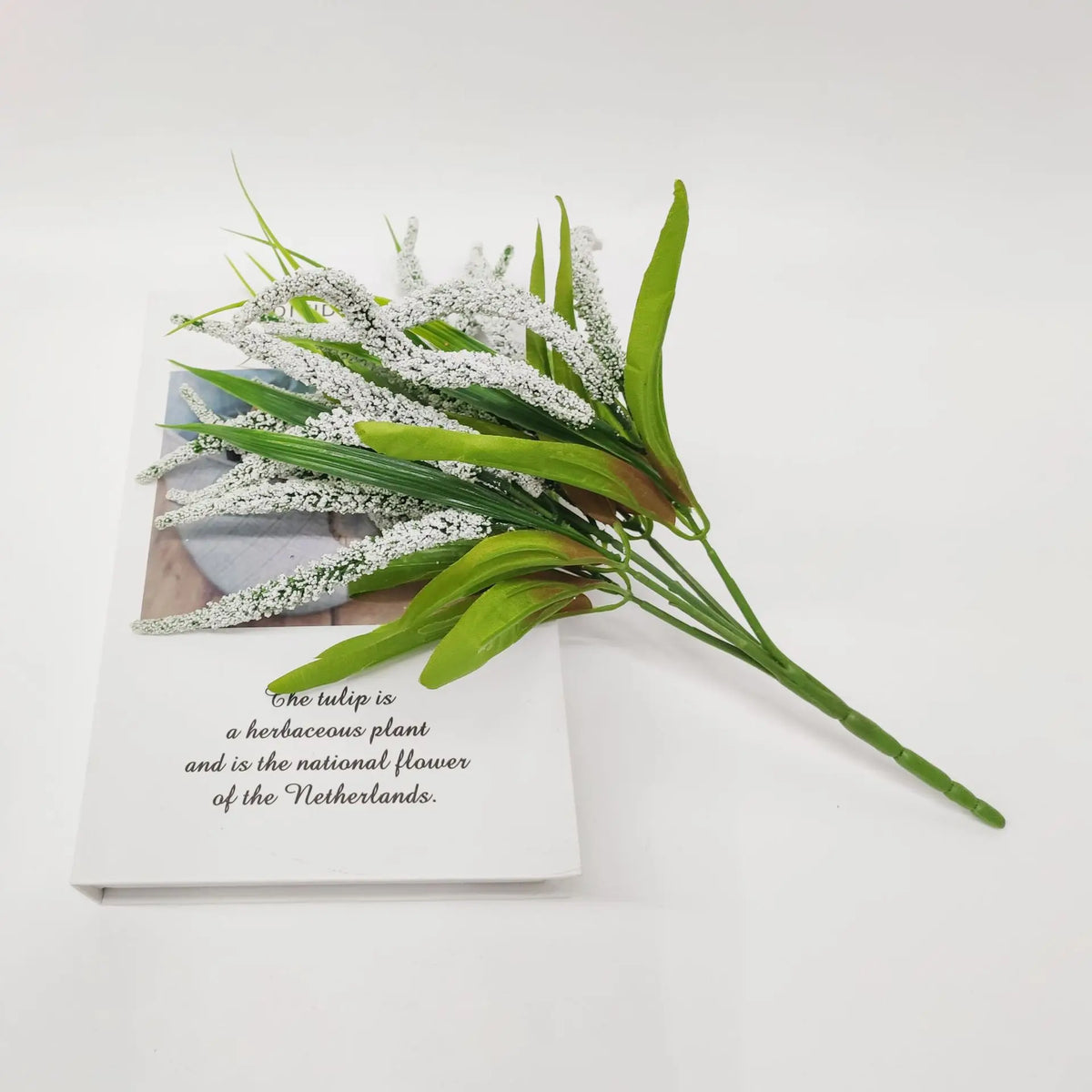 bouquet artificiel violet jaune vert feuilles fines fleurs graines moderne minimaliste décoration intérieure chambre