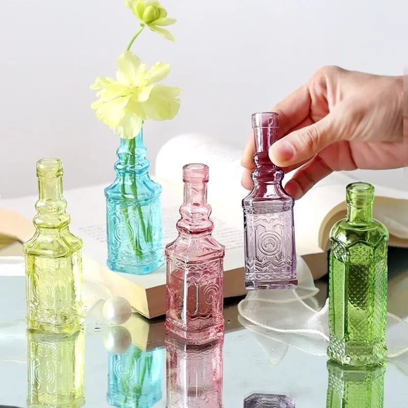 bouteilles verre vintage fleurs artificielles couleur vert bleu rose violet texture géométrique decoration maison