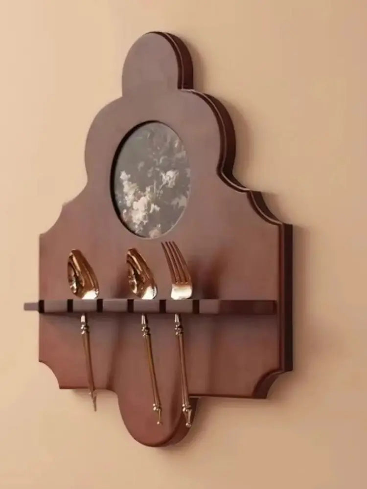 porte souvenirs mural classique motif floral marron foncé fourchettes cuillères fixations murales