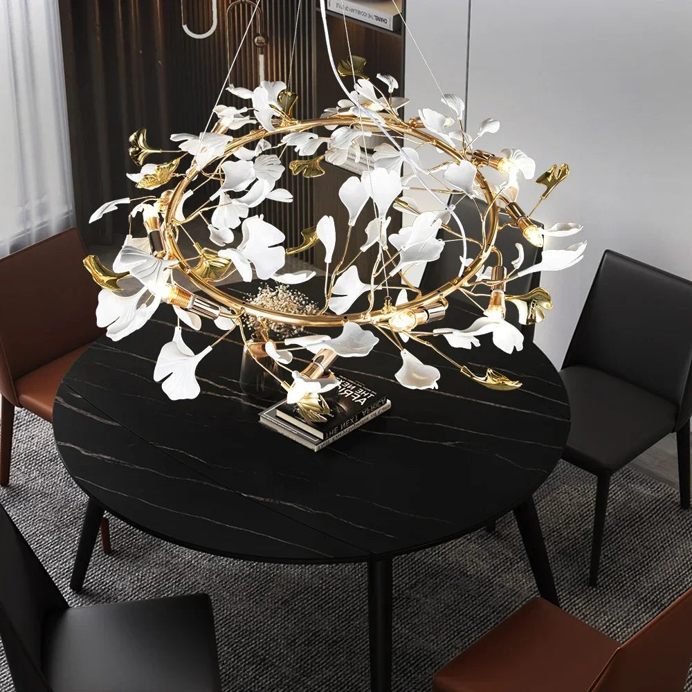 suspension lumineuse contemporaine feuilles or chaînes blanches fixations ornementales moderne