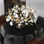 suspension lumineuse contemporaine feuilles or chaînes blanches fixations ornementales moderne