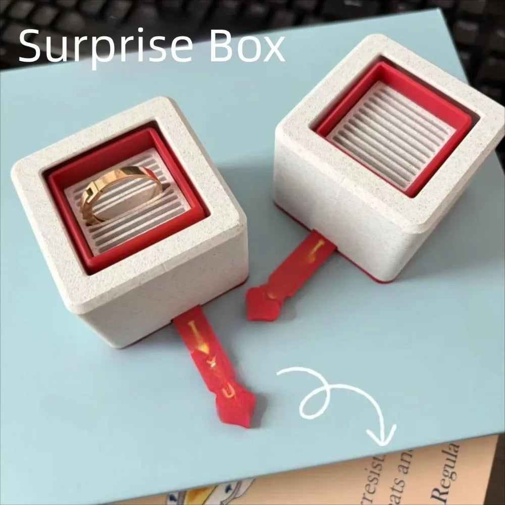boîte bijoux moderne blanche rouge coeurs dorés anneaux colliers élégante rangement cadeau anniversaire