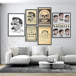 Une galerie vintage d'affiches de barbiers offre un style rétro élégant et une décoration murale intéressante dans ce salon lumineux et moderne.