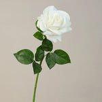 décoration intérieure bouquet roses artificielles blanc rose pâle feuilles vertes classique mariage anniversaire