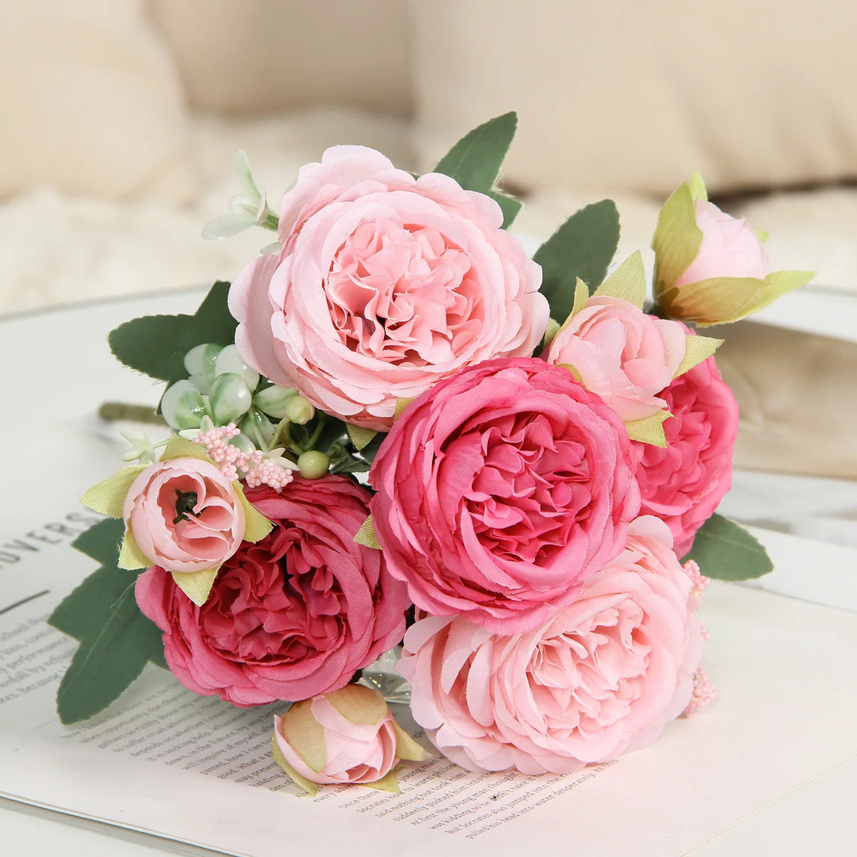 bouquet artificiel roses violettes blanches décoration mariage intérieur classique anniversaire baby shower