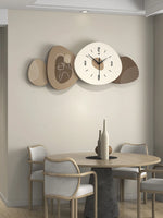 Horloge murale 80 cm placée derrière un canapé moderne