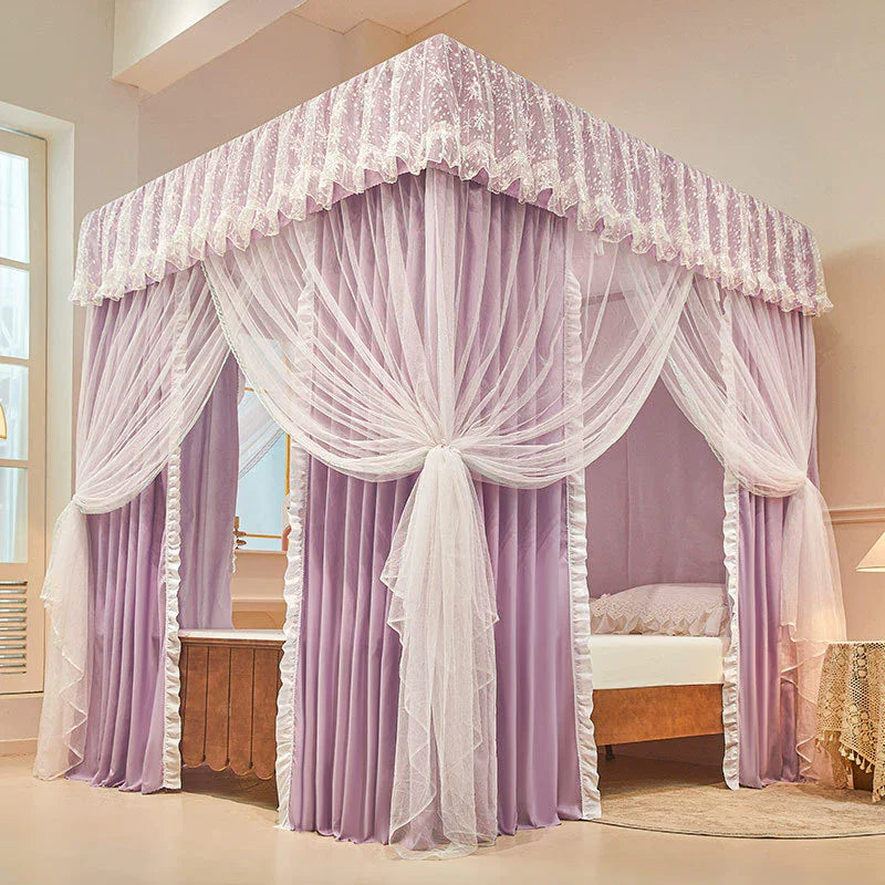 Un lit à baldaquin rose pâle décoré avec élégance dans une chambre lumineuse et chaleureuse.