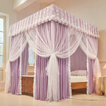 Un lit à baldaquin rose pâle décoré avec élégance dans une chambre lumineuse et chaleureuse.