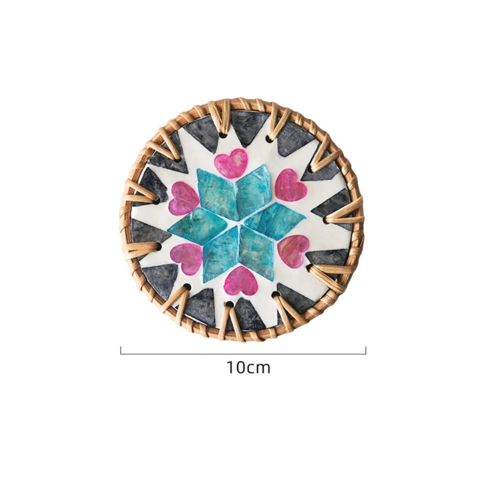 tapis tasse bohème motifs floraux assiettes décoratives cercles colorés bord marron tresse artisanal table