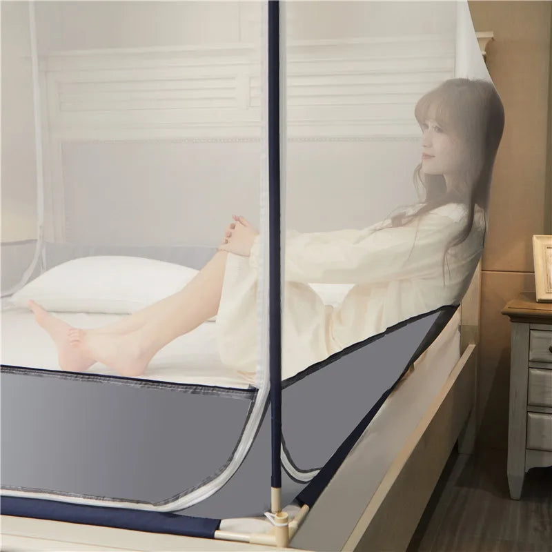 Une jeune femme aux cheveux blonds est allongée dans un lit à baldaquin entouré de rideaux blancs.