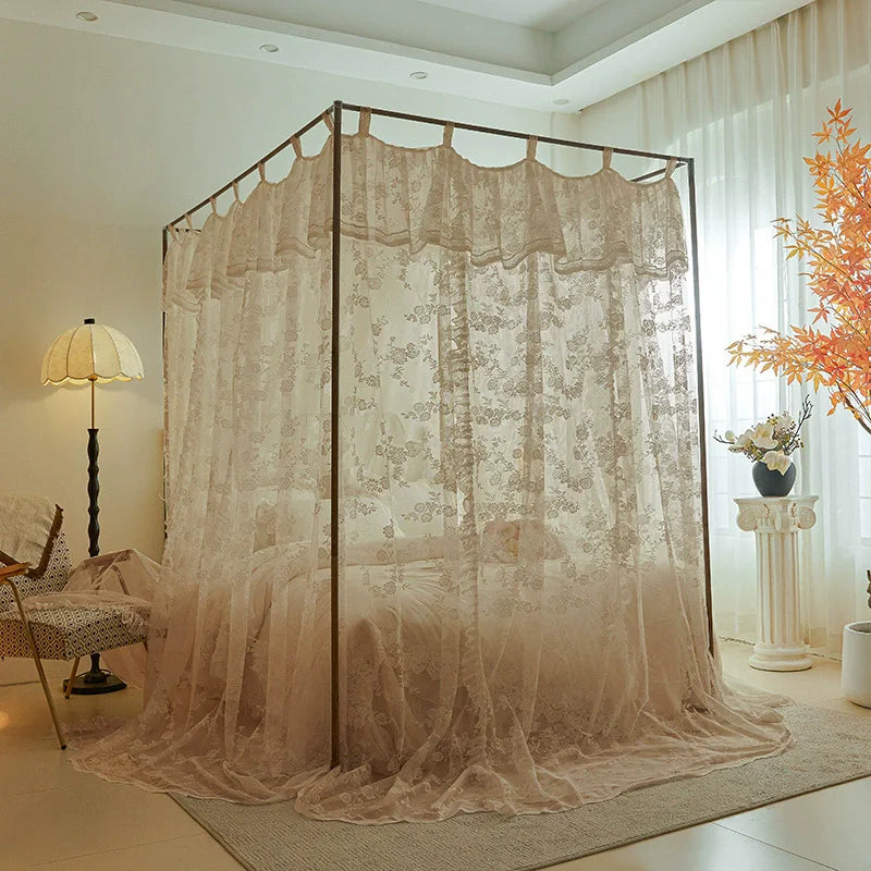 Une belle chambre lumineuse avec un lit à baldaquin et des rideaux en dentelle élégants, entourée de fleurs et de lampes vintage.