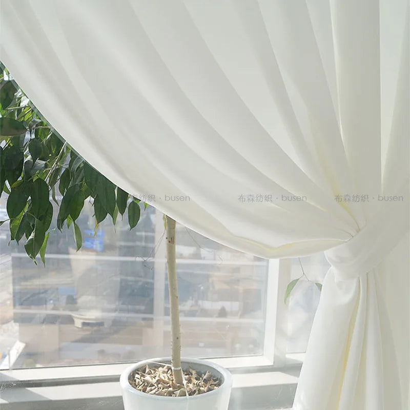 rideau blanc transparent moderne anneaux noirs pompons fenêtre salon chambre