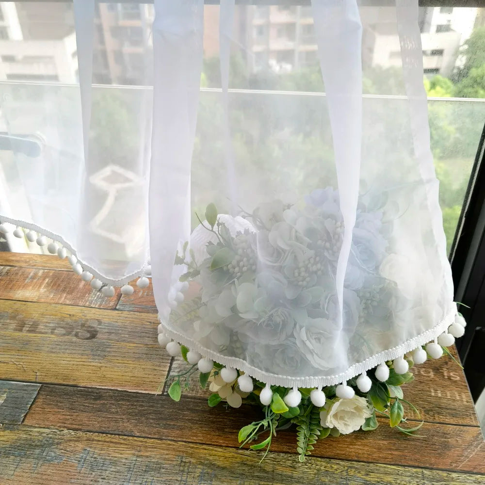 rideaux blancs pompons plis verticaux translucides decoratifs fleurs artificielles deco murale chambre hospitalière