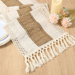 chimene table rustique tissée franges ajourées bohème beige marron assiettes blancs couverts dorés fleurs