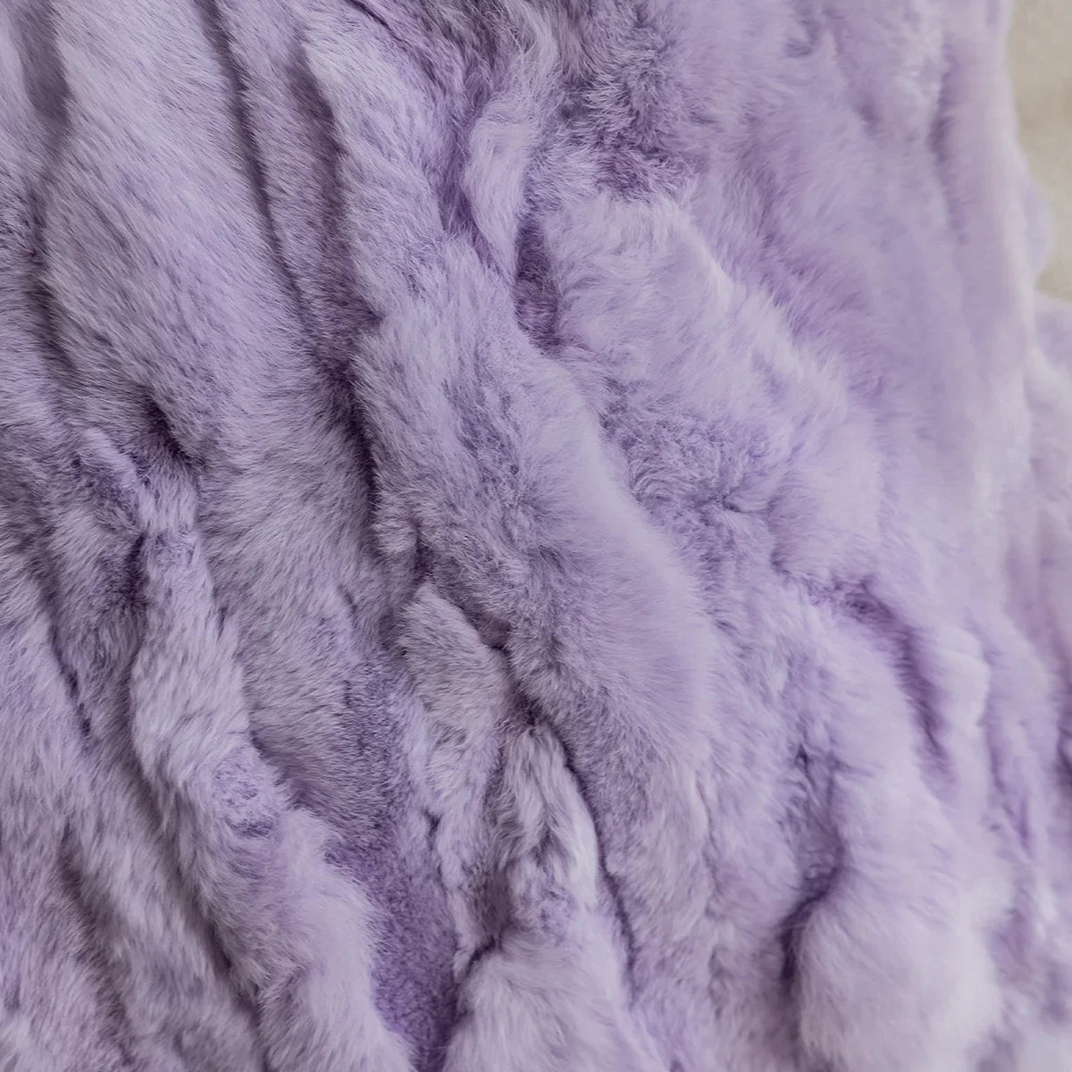 coussin décoratif texturé doux violet clair blanc motif géométrique polyester 45x45cm