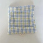 tapis rustique carré bleu clair rayures horizontales points bleus fixation doux polyester respectueux environnement