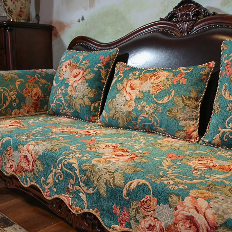 Un canapé vintage richement décoré de motifs floraux et ornements baroque, offrant un aspect élégant et confortable dans un décor d'époque.