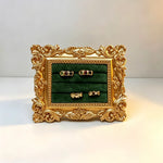 support bijoux or vert blanc ornements baroques velours classique baroque