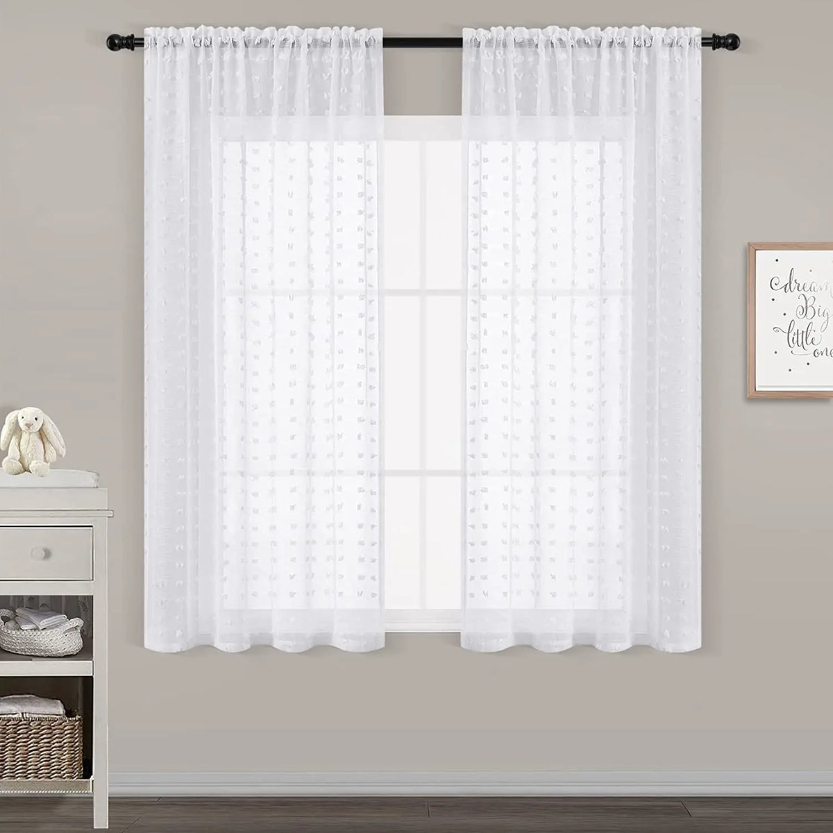 Petit voilage blanc à motifs installés dans une chambre d’enfant, apportant douceur et clarté à l’espace.
