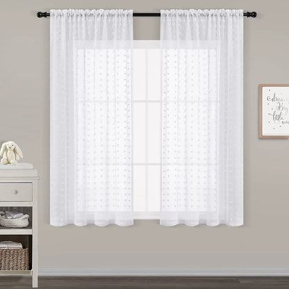 Petit voilage blanc à motifs installés dans une chambre d’enfant, apportant douceur et clarté à l’espace.