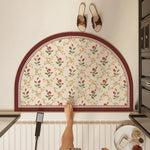 Un panneau mural décoratif arrondi avec un motif floral artistique, composé de tiges et de fleurs aux couleurs vives, encadrées par une bordure en relief, complète l'ambiance chaleureuse de cette scène de vie domestique.