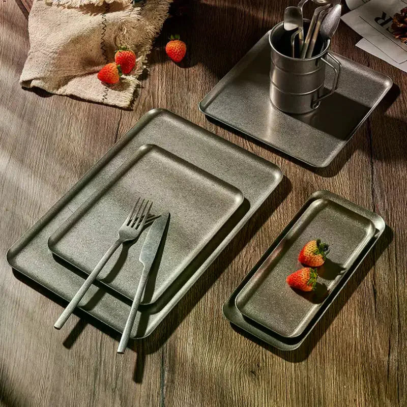 assiettes modernes gris métallisé mat opaques set table acier inoxydable fourchettes couteaux