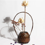 panier osier tressé artisanal vintage rustique marron clair fleur blanche branches séchées baies marron
