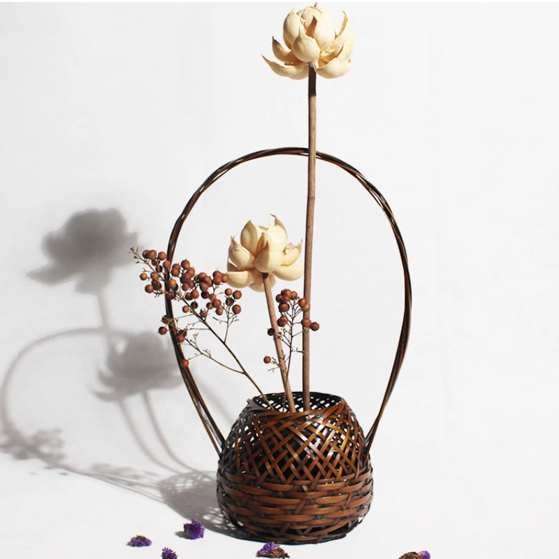 panier osier tressé artisanal vintage rustique marron clair fleur blanche branches séchées baies marron