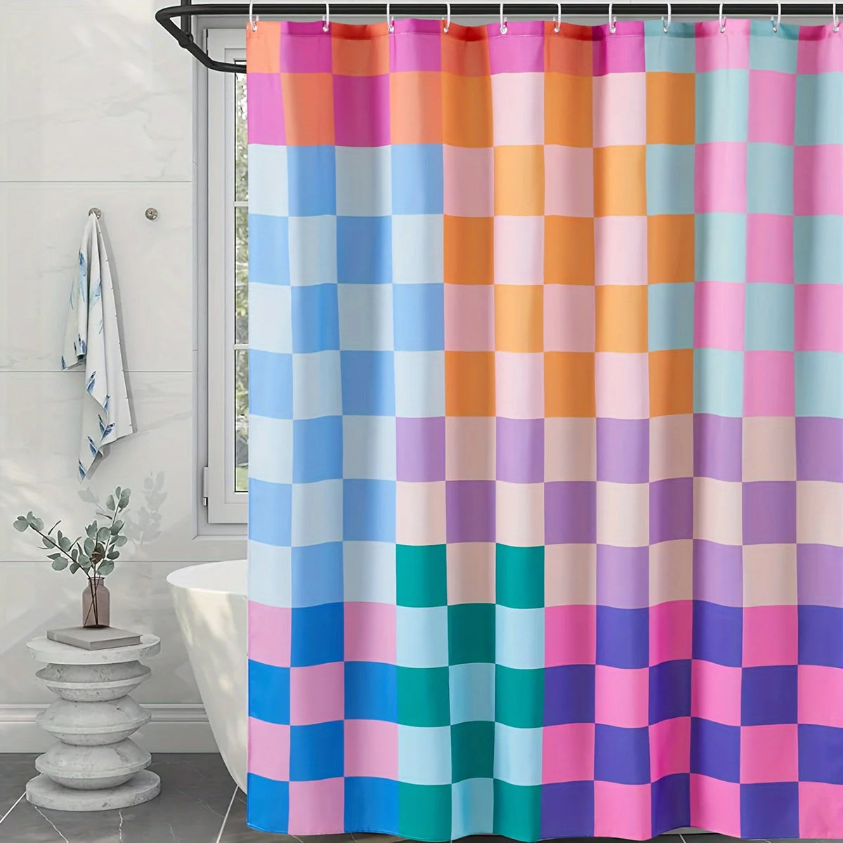 rideau douche moderne carreaux géométriques bleu rose orange violet vert opaques anneaux métalliques