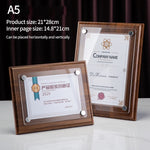 cadres photo bois marron minimaliste argentés transparents documents certificats