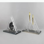 sculptures décoratives modernes homme assis sphères figures suspendues transparentes textures cristallines contemporaines