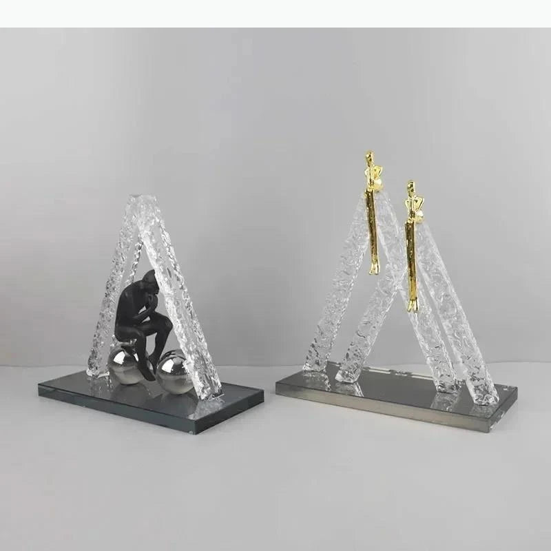 sculptures décoratives modernes homme assis sphères figures suspendues transparentes textures cristallines contemporaines
