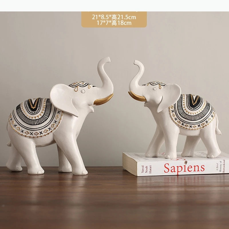 décoration moderne deux éléphants figurines noir blanc motifs tribaux surfaces brillantes