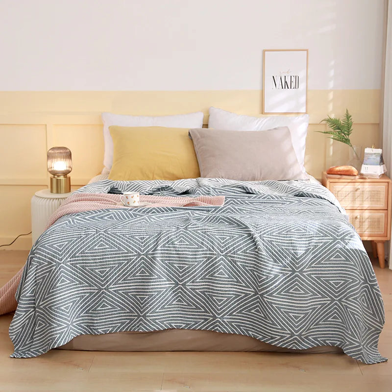 Une chambre à coucher élégante et chaleureuse avec un lit douillet, une couverture décorative et des accessoires de style.