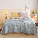 Une chambre à coucher élégante et chaleureuse avec un lit douillet, une couverture décorative et des accessoires de style.