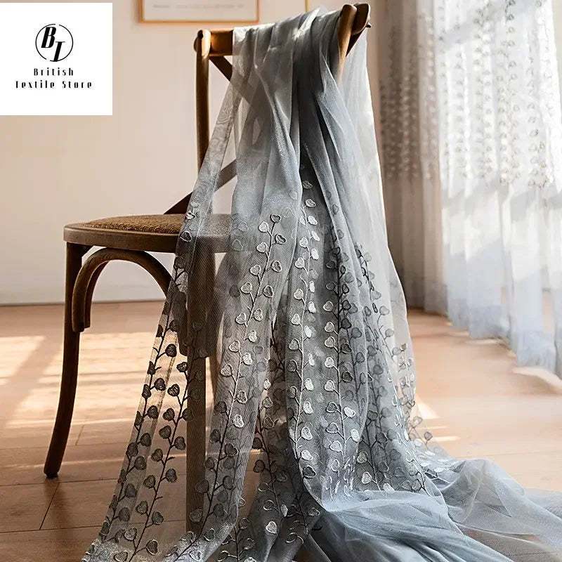 rideau classique gris blanc broderie feuilles branches transparent anneaux fenêtre salon maison