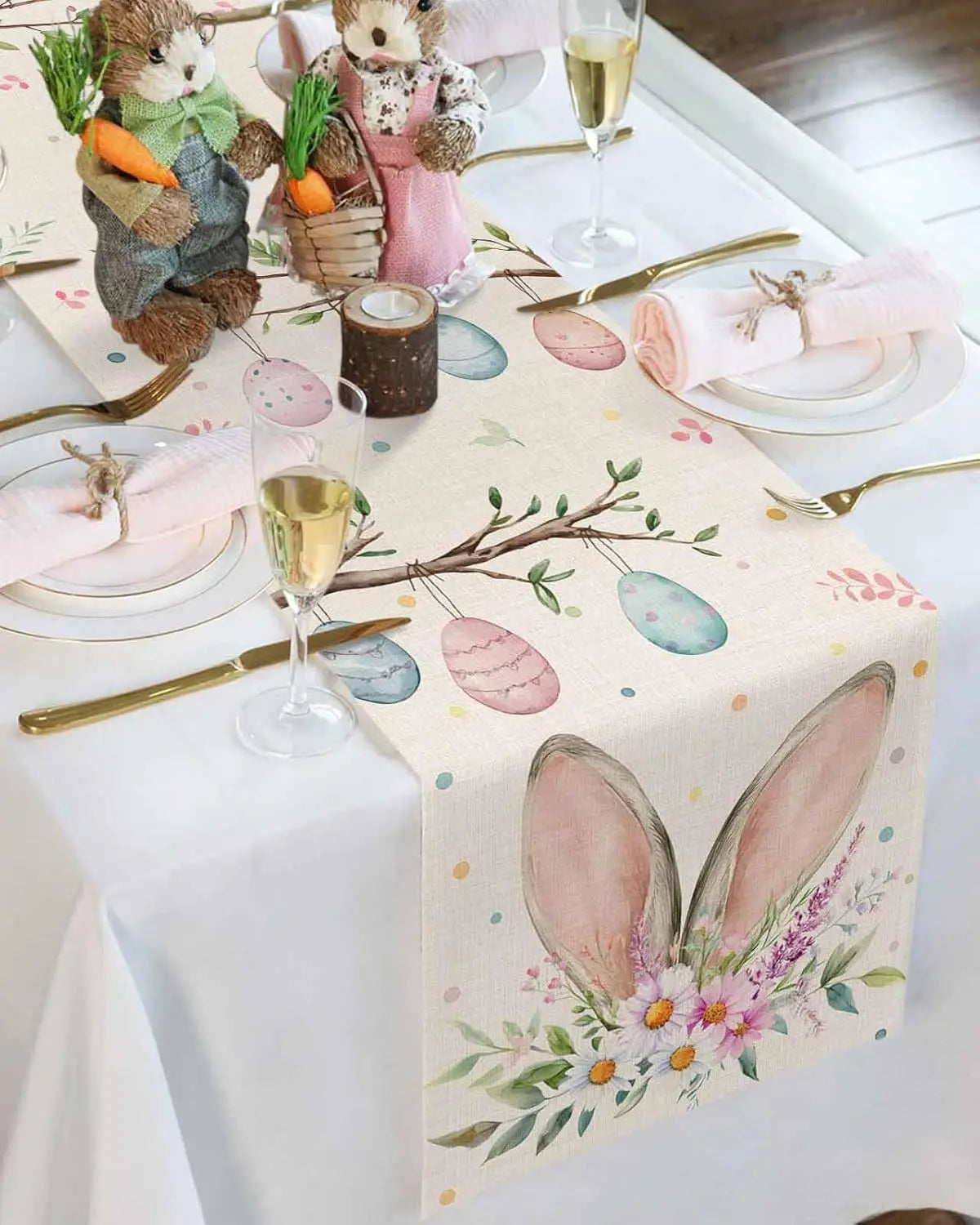 Une magnifique table de Pâques décorée avec des œufs peints, des fleurs de printemps et de mignons personnages en peluche.