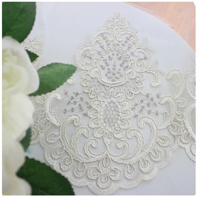 rideau beige clair broderie florale dorée classique romantique anneaux fenêtre salon maison