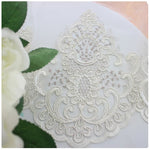 rideau beige clair broderie florale dorée classique romantique anneaux fenêtre salon maison
