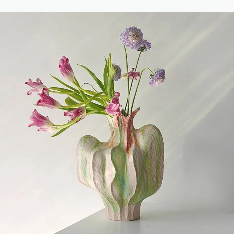 vase céramique texturé rose vert orange stries verticales tulipes allium décoration table moderne sculptural