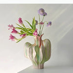 vase céramique texturé rose vert orange stries verticales tulipes allium décoration table moderne sculptural
